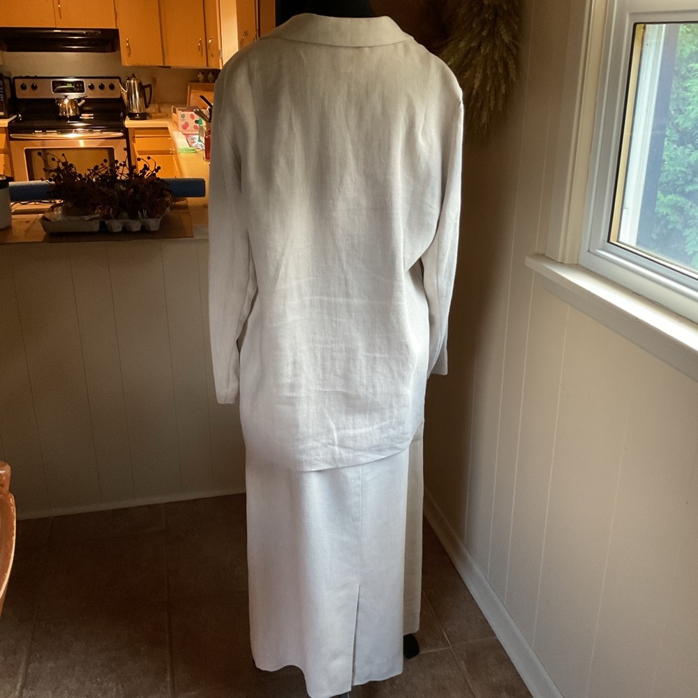 Elegant Cream Two-Piece Suit - Picture 4 of 5